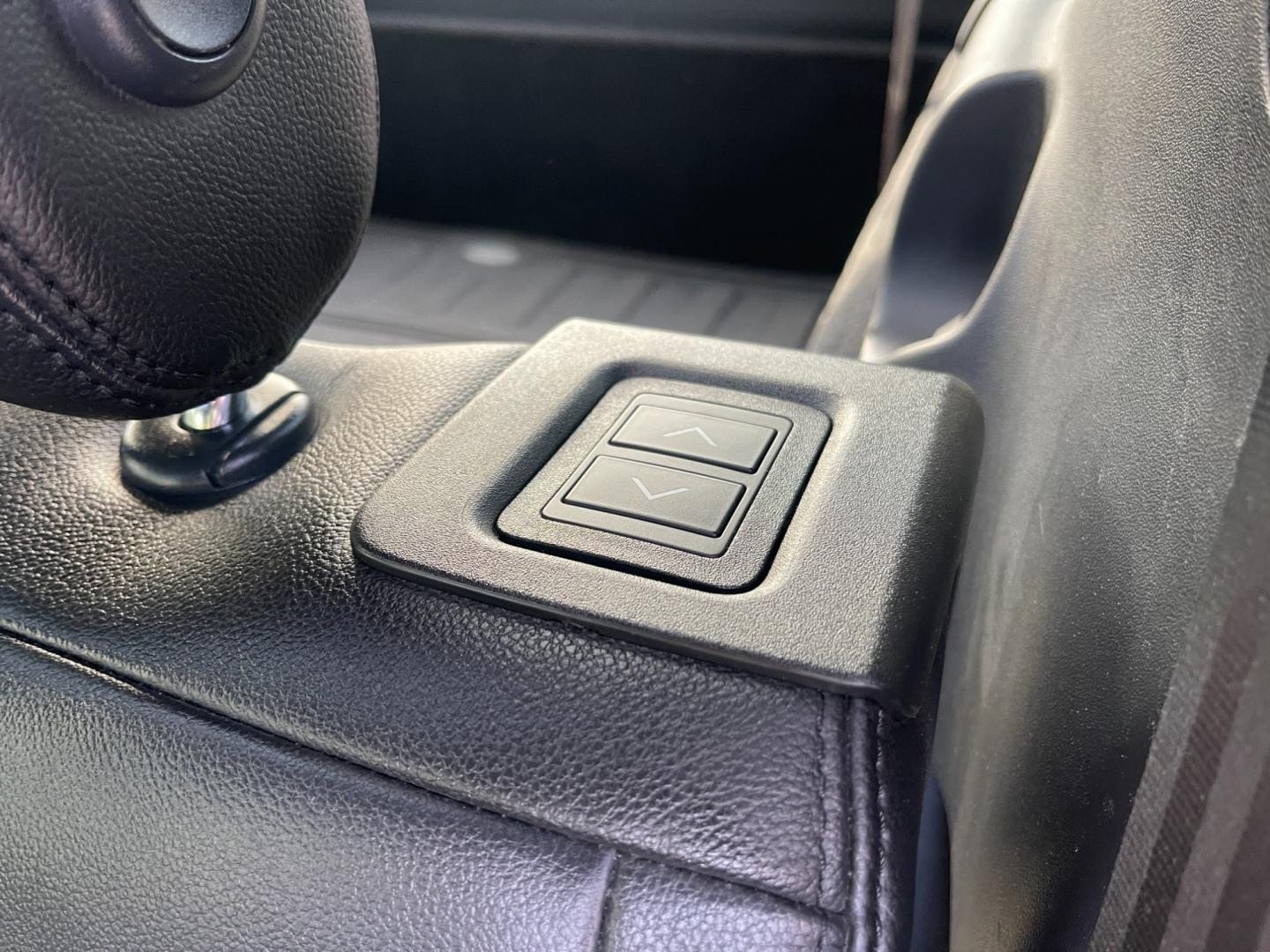 2018 Blue /Black Land Rover Discovery HSE (SALRR2RV5JA) with an 3.0L V6 DOHC 24V Supercharged engine, 8A transmission, located at 11115 Chardon Rd. , Chardon, OH, 44024, (440) 214-9705, 41.580246, -81.241943 - This 2018 Land Rover Discovery HSE is a luxurious and capable SUV that offers a blend of comfort, technology, and off-road prowess. With its 3.0L supercharged V6 engine, it produces 340 horsepower and is paired with an 8-speed automatic transmission. The interior features premium leather upholstery, - Photo#48